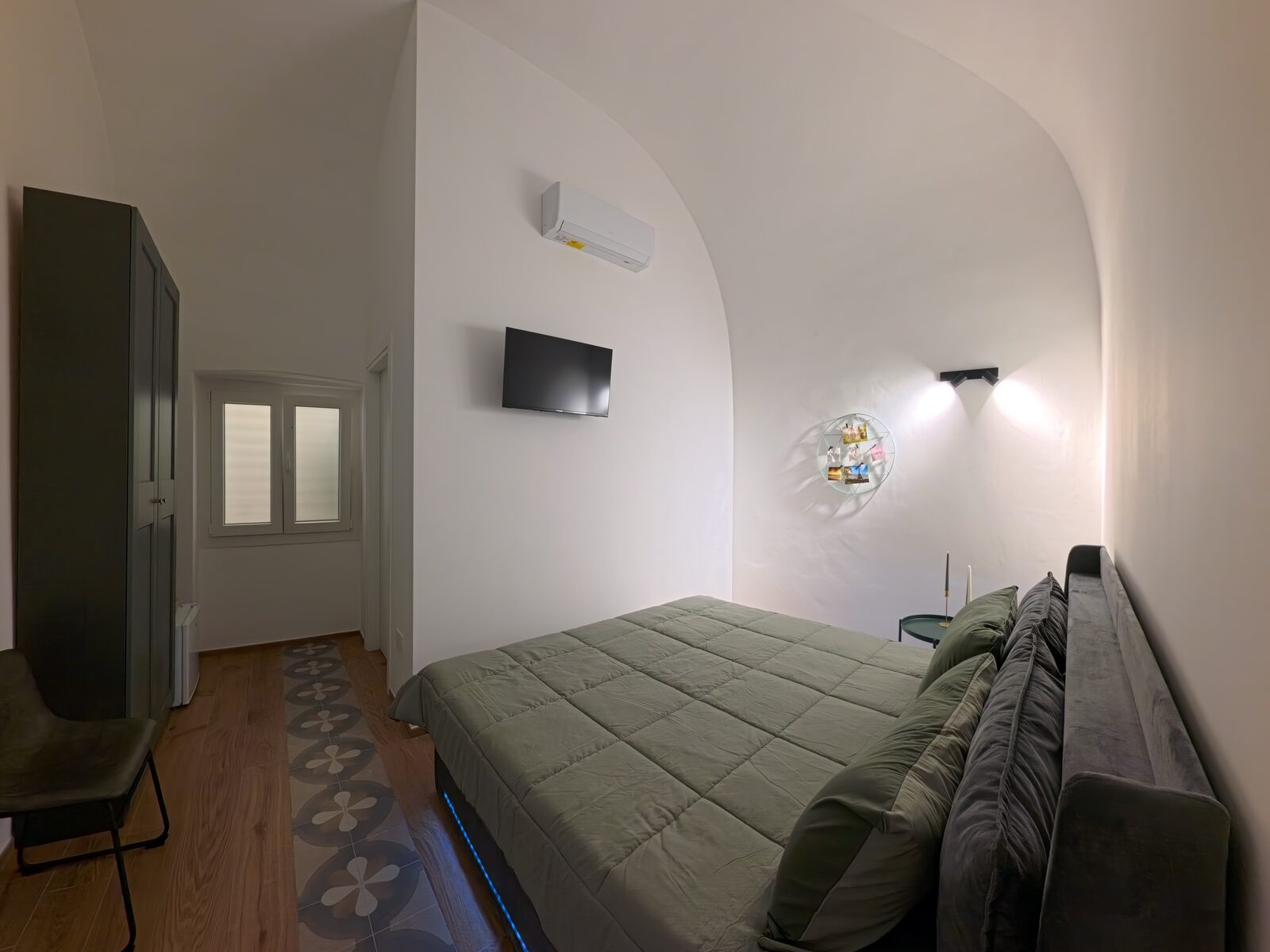 Camera Nadir, vista d'insieme con letto e volta a botte
