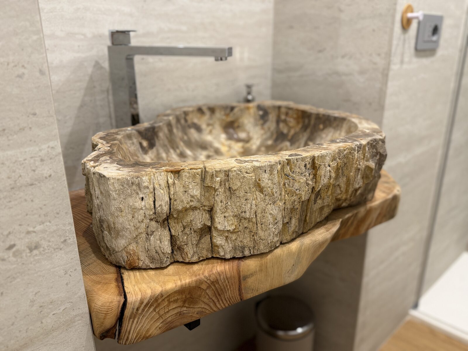 Camera Nadir, lavabo scolpito in legno fossile
