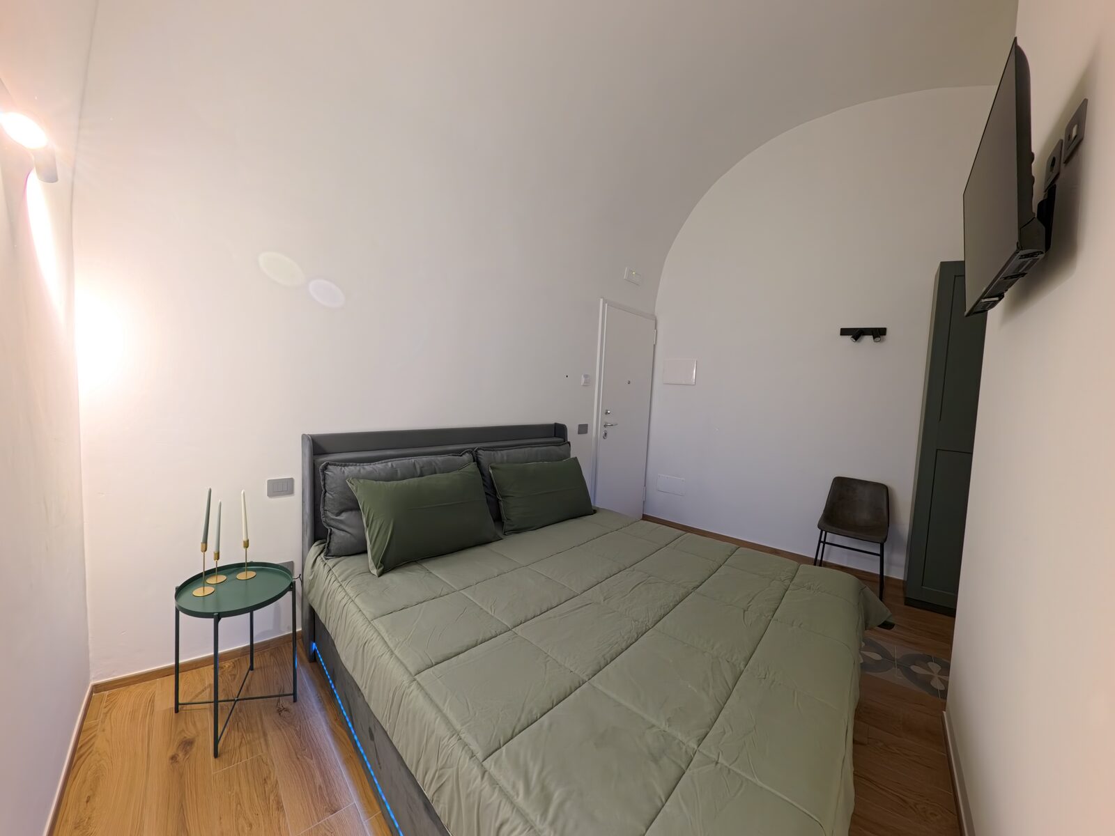 Camera Nadir, il letto matrimoniale con biancheria verde salvia