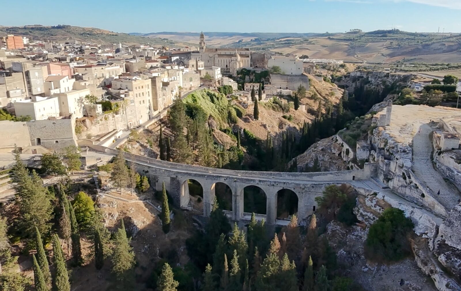 Il ponte-viadotto di Gravina sul canyon, con il paese sullo sfondo