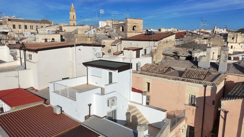 Le due terrazze del bed and breakfast viste dall'alto, tra i tetti di Gravina