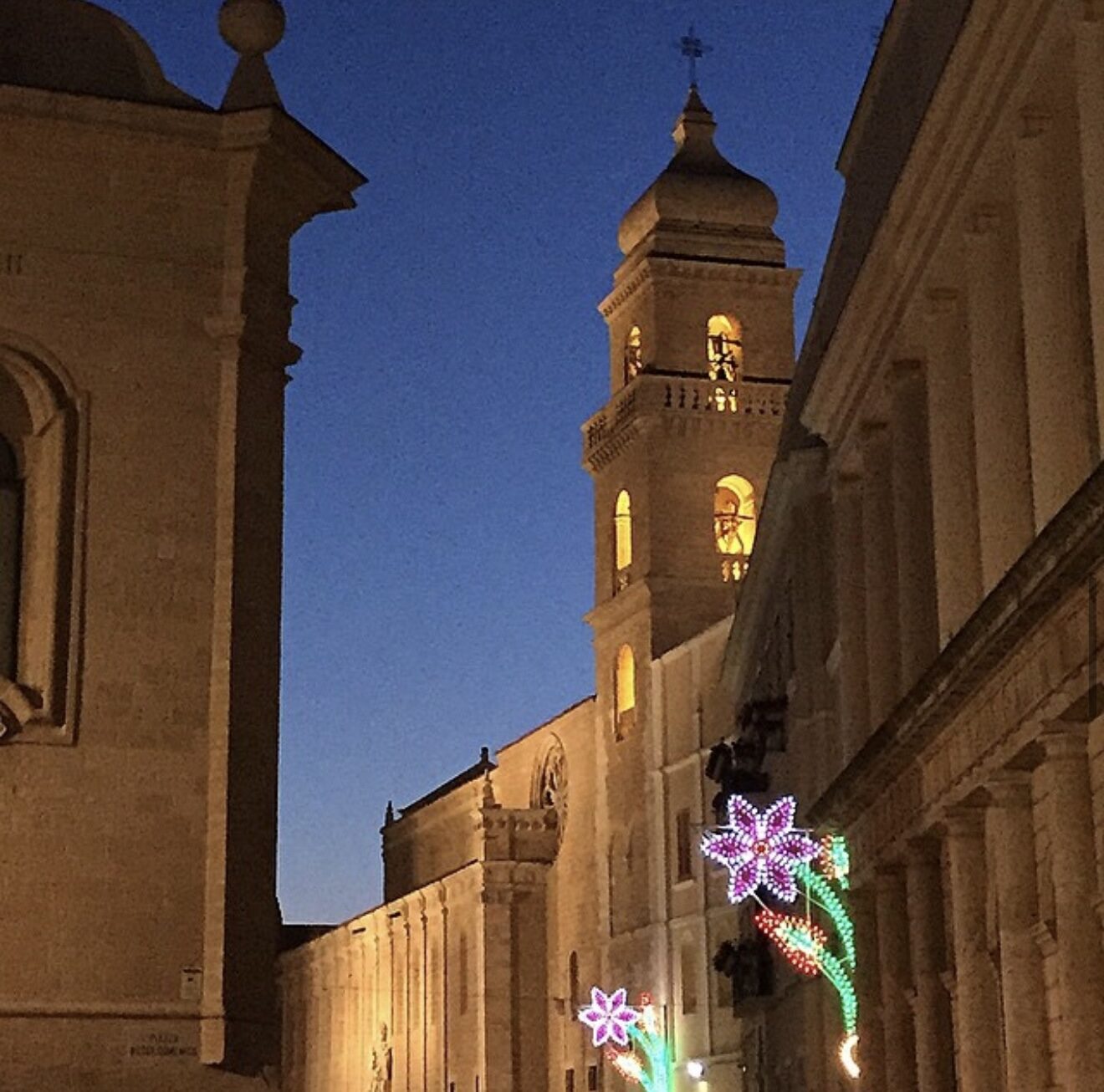 Il campanile di Gravina di notte