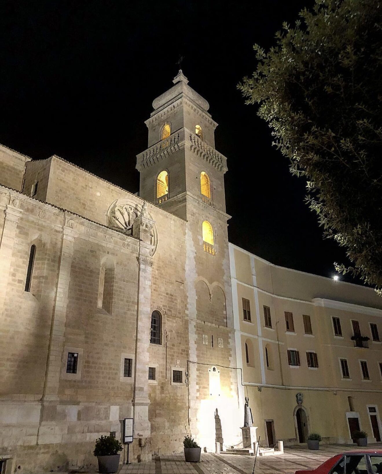 La cattedrale di Gravina illuminata di notte