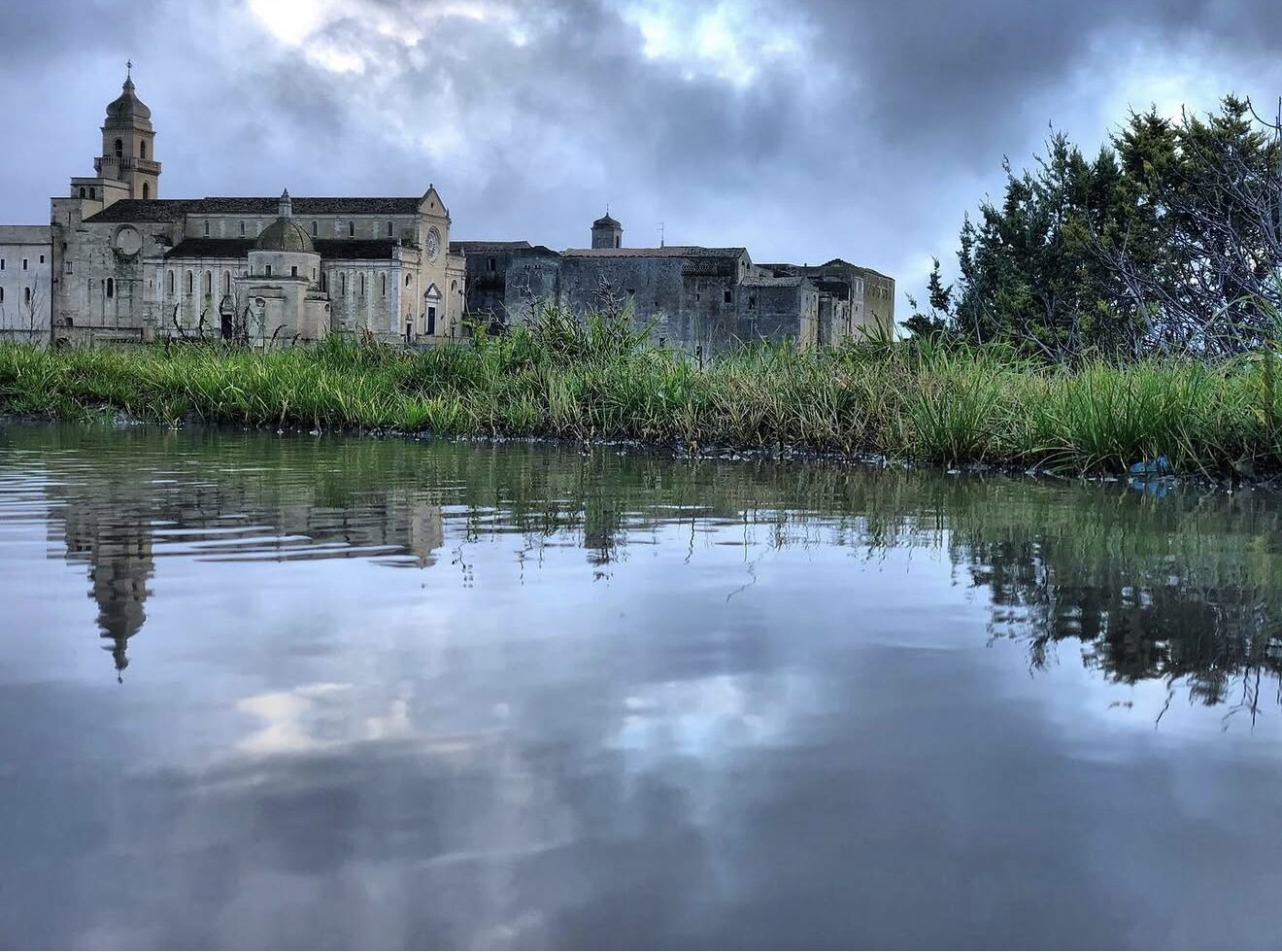 La cattedrale di Gravina che si specchia nell'acqua